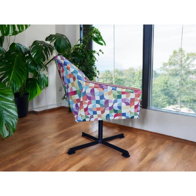 This restored pair of mid-century swivel armchairs from the 1970s combines timeless design with high-quality...