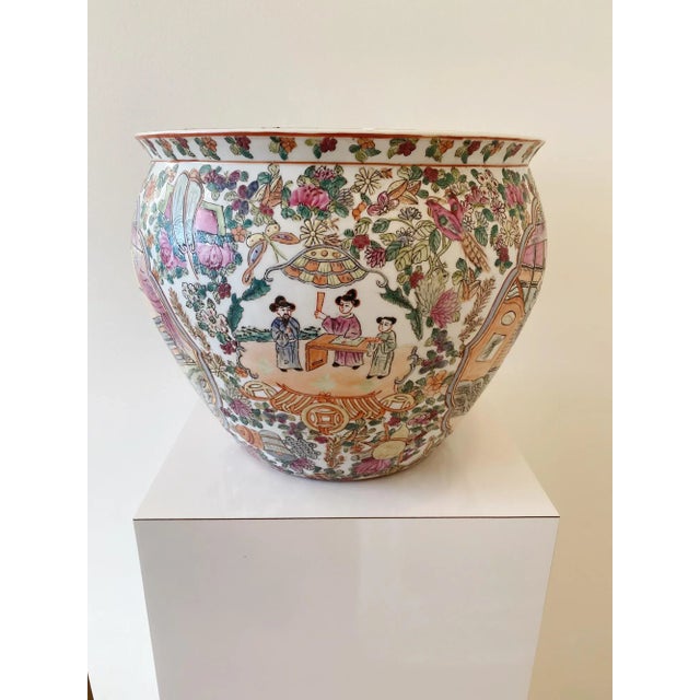 A very nice Chinoiserie planter pot. Featuring hand painted intricate details of ancient china