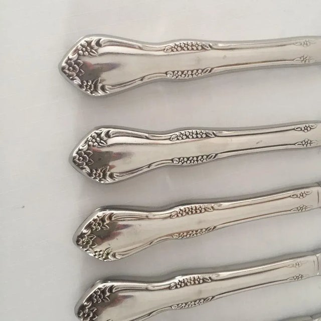 Vintage, elegant stainless steel floral. Set of six dinner knives 9"L , no makers mark, in very good vintage condition.