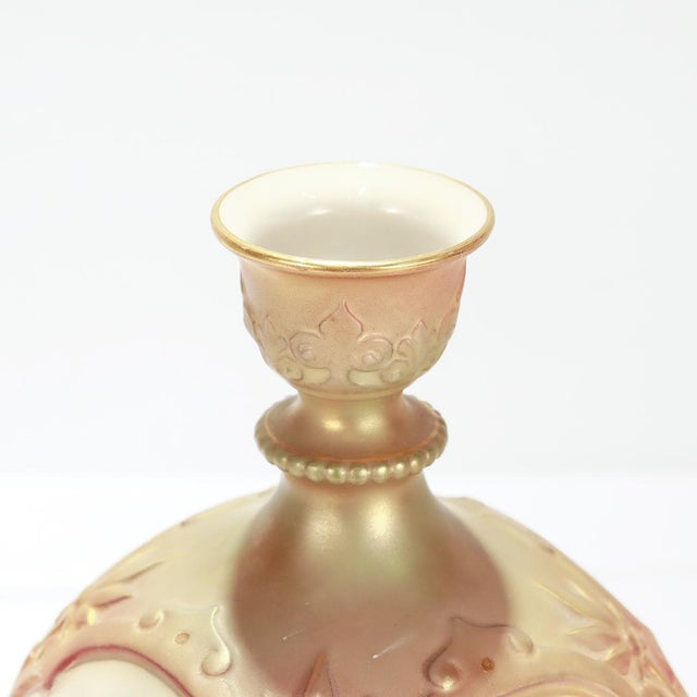 Ceramic Antique English Armorial Chamberlains Worcester Blue Ground Dinner Plate - Crest For Sale - Image 7 of 13