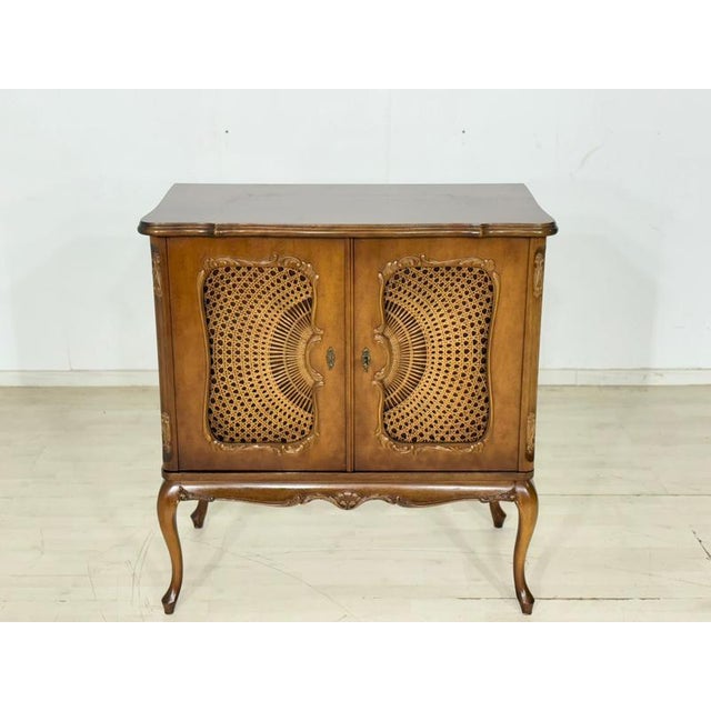 Record cabinet in an elegant Baroque style, perfectly combining aesthetics and functionality. This exquisite wooden piece...