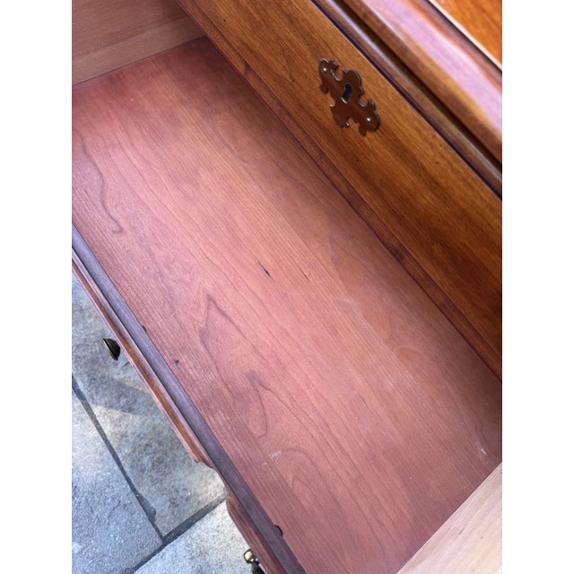 Thomasville Late 20th Century Thomasville Queen Anne Cherry Lowboy With Carved Fan Drawer For Sale - Image 4 of 16
