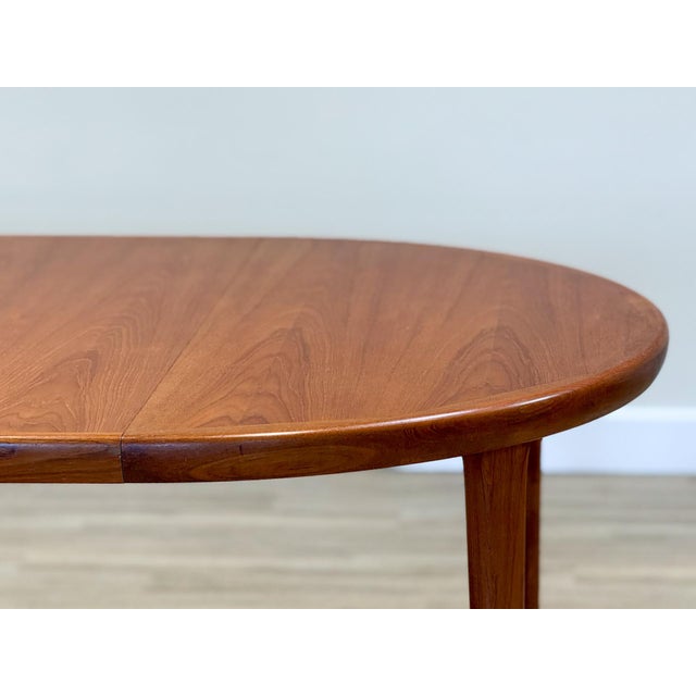 1960s Mid-Century Modern Danish Double Extending Teak Dining Table by VV Møbler for Heals, 1960s For Sale - Image 5 of 17
