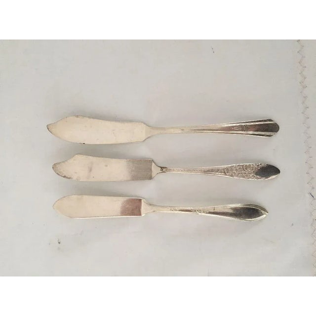 1930s Vintage Mismatched Silver Plate Master Butter Knives S/3 For Sale - Image 5 of 5
