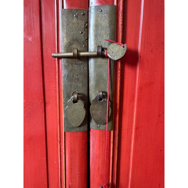 Antique Chinese Lacquered Cabinet, 19th Century Qing Dynasty For Sale In New York - Image 6 of 12