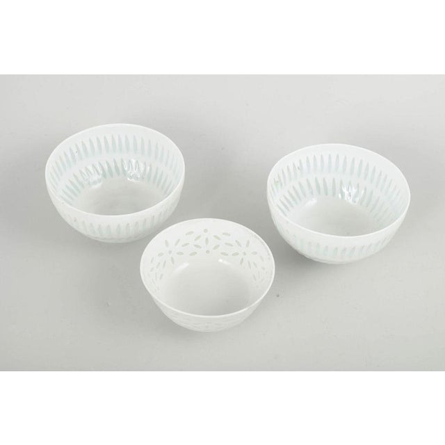 Friedl Holzer-Kjellberg for Arabia Set of three small bowls, mid-20th century. Set comprising three small bowls in white...