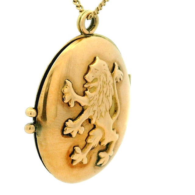 Vintage 14k Gold Heraldic Lion Rampant Oval Photo Locket Pendant For Sale In Miami - Image 6 of 12