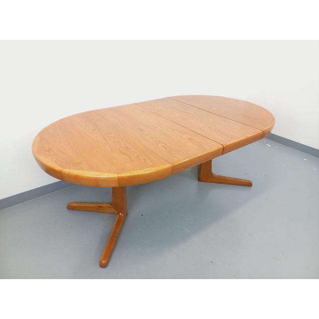 1960s Vintage Round Scandinavian-Style Dining Table in Light Elm with Extensions, 1960s For Sale - Image 5 of 18