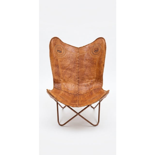 Mid-Century Modern Set of Hand-Crafted Leather Butterfly Chair and Ottoman with Traditional Elephant Embossing For Sale - Image 3 of 7