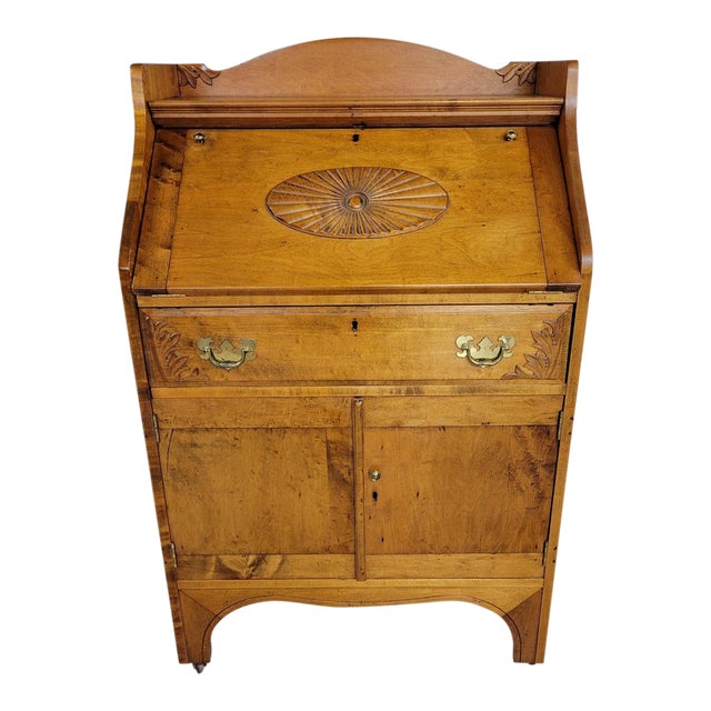 Antique American Slant-Front Secretary Desk in Maple, Early 19th Century For Sale