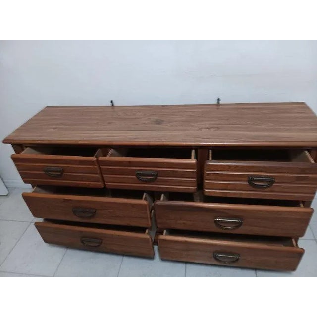 1980s Vintage Solid Oak Contemporary Rustic Farmhouse Style Dresser 7 Drawer For Sale - Image 4 of 9