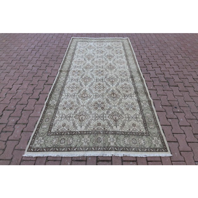1970s Mid-Century Modern Art Deco Turkish Vintage Floral Beige Oushak Area Rug For Sale - Image 13 of 13