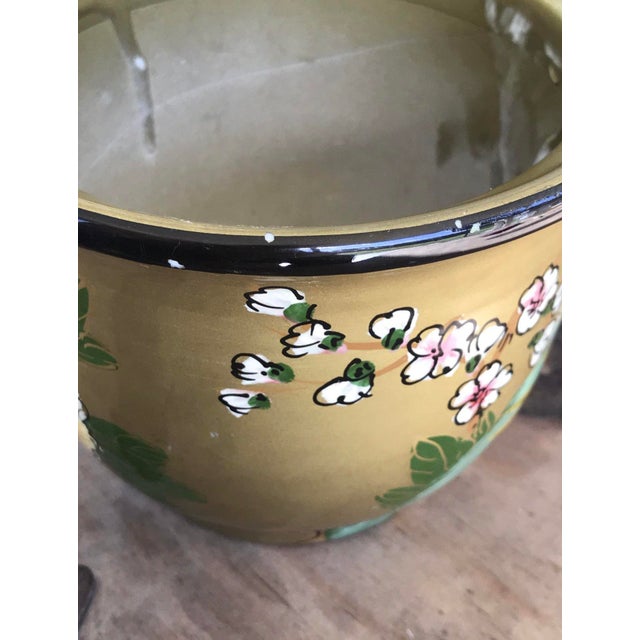 Vintage Chinoiserie Ceramic Painted Cachepot With Peacocks For Sale In Miami - Image 6 of 10