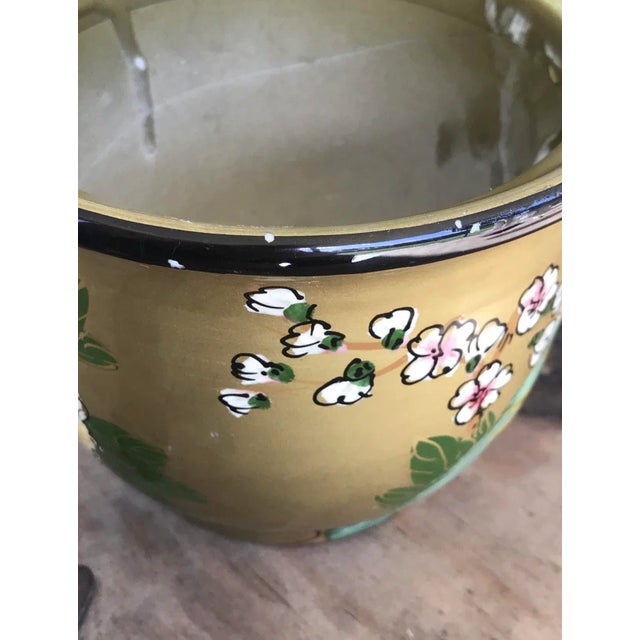 Vintage Chinoiserie Ceramic Painted Cachepot With Peacocks Birds Pattern For Sale In Miami - Image 6 of 10
