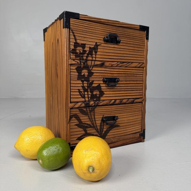 Refined small Japanese drawer cabinet from the 1980s, presumably made of sugi, or Japanese cedar. Dimensions: height 30...