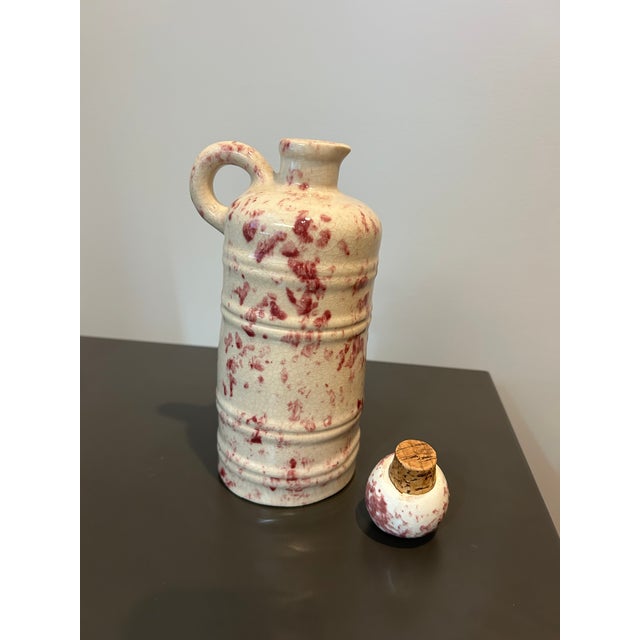 Mid 20th Century Vintage Mohawk R-4 Cranberry Spongeware Stoneware Jug – Mid-Century Advertising Liquor Bottle With Original Cork For Sale - Image 5 of 10