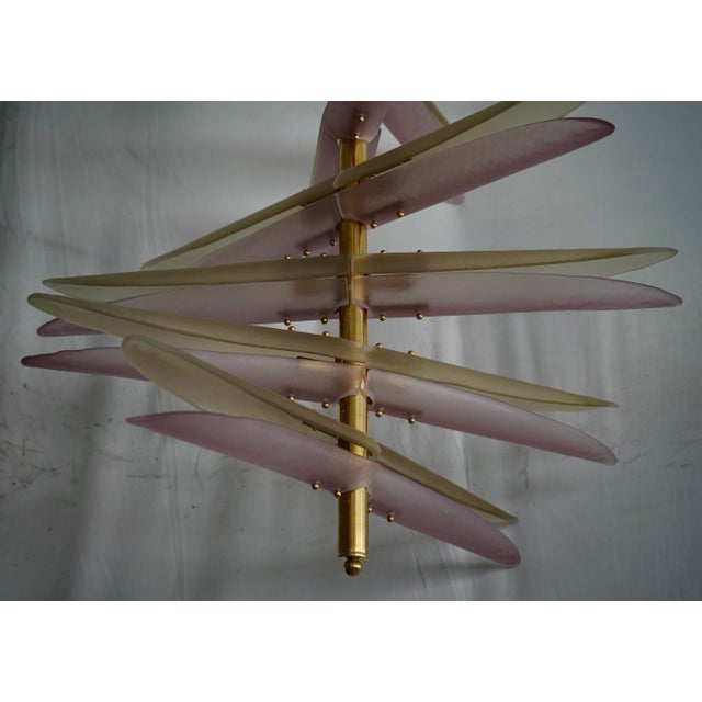 An elegant Murano glass chandelier with sinuous lines, this simple and linear yet incredibly beautiful piece exudes...