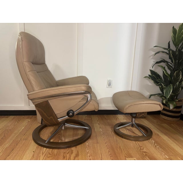 Original 2017 Stressless recliner (premium Norwegian brand) with matching ottoman. USED, in excellent condition; extremely...