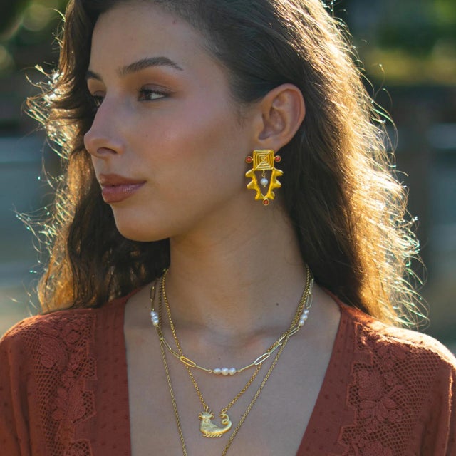 Elevate your style with the Eternal Pearl Harmony Choker Gold Necklace, a timeless blend of elegance and modern design....