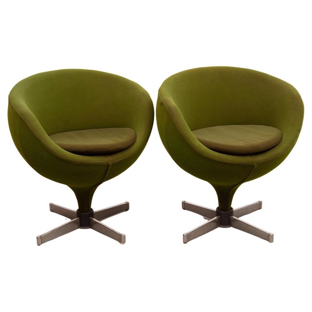 Vintage set of two Swivel chairs Model " Luna" of the Serie "Starlook Ultralight" designed by the French designer Pierre...