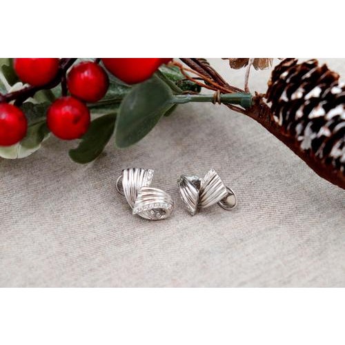 White gold earrings with reliefs and diamonds (22) in brilliant cut (8/8) and omega clasp. Metal: Gold. Origin:...