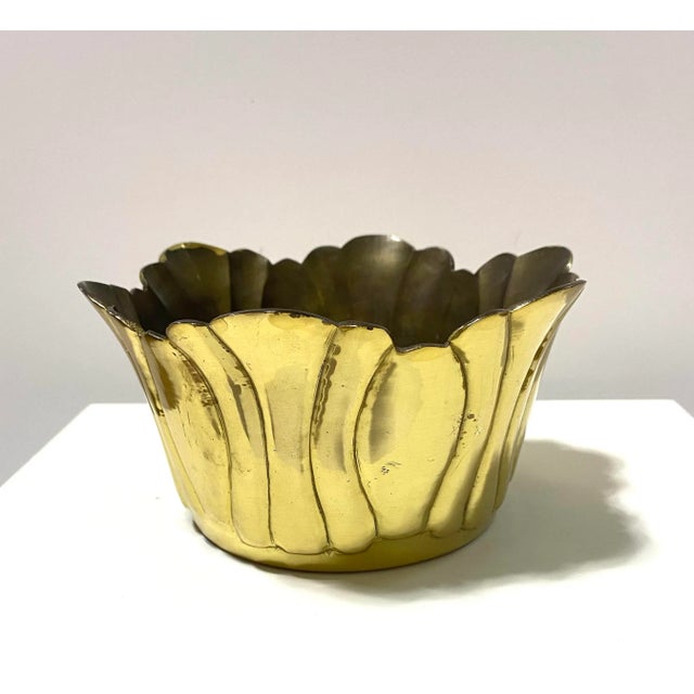 Vintage Brass Lotus Bowl Cachepot – Hollywood Regency Lotus Planter For Sale - Image 4 of 6