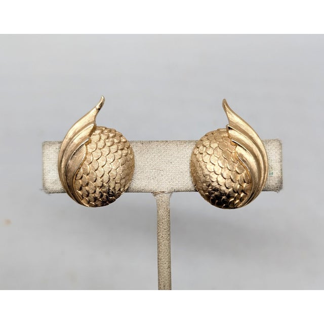 Vintage 1960s Signed Crown Trifari Goldtone Textured Clip Earrings-2 Pieces For Sale In Philadelphia - Image 6 of 7