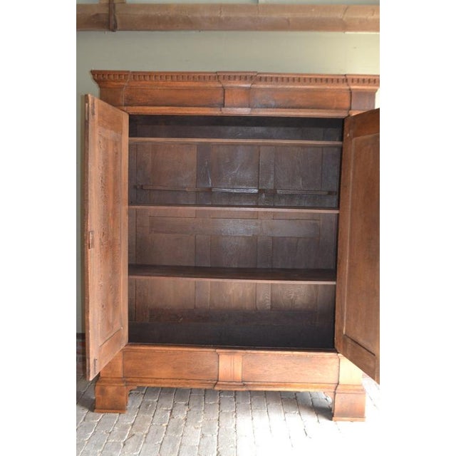 18th-century German oak cabinet. The height is 216 cm. The width is 177 cm. The depth is 61 cm. Fully removable. Shelves...