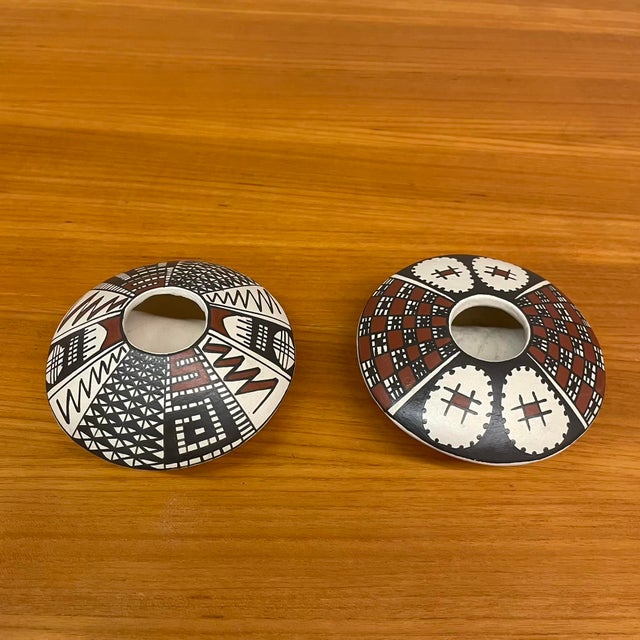 Mexican Pair of Signed Geometric Small Mata Ortiz Seed Pots - Benita Moreno & Alvaro Ledezma For Sale - Image 3 of 10