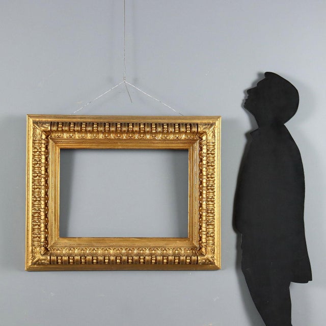 Carved and gilded wooden frame. Beading alternating with gouges in the central body, while the interior is adorned with...