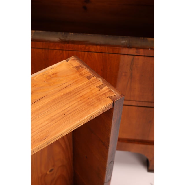 South German Biedermeier Chest of Drawers in Walnut, 1820s For Sale - Image 6 of 13