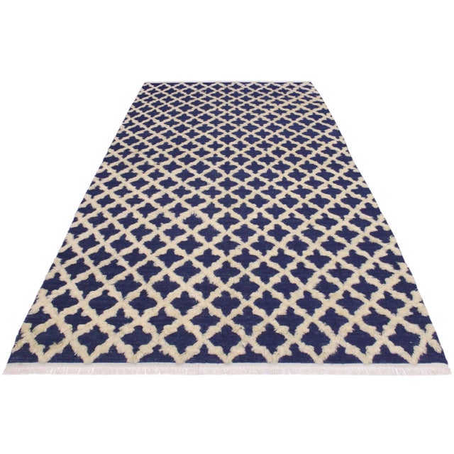 1990s 1990s 1990s Modern Moroccan High-Low Blue/Ivory Wool Rug - 5'2'' X 7'3'' For Sale - Image 5 of 8