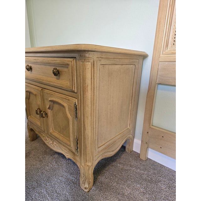 Beautiful vintage Cabernet Blanc Drexel bedroom set from the 1980's, featuring a queen size headboard and two matching...