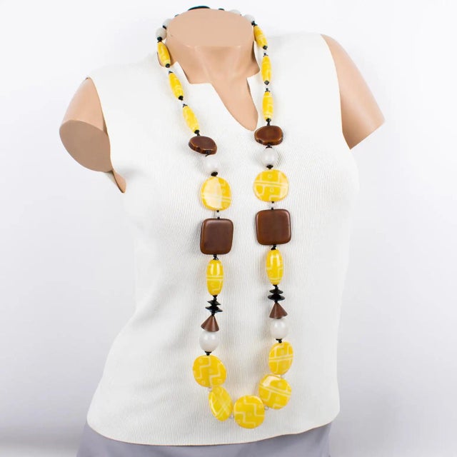 This stunning Angela Caputi necklace features an extra-long beaded design built with textured yellow pebbles, complemented...