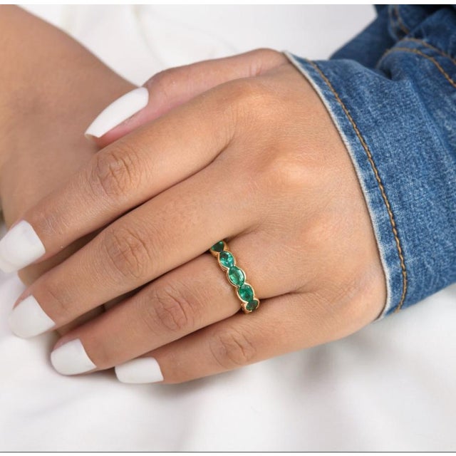 Contemporary Natural 5.28 cts Zambian emerald band ring in 18k gold For Sale - Image 3 of 18