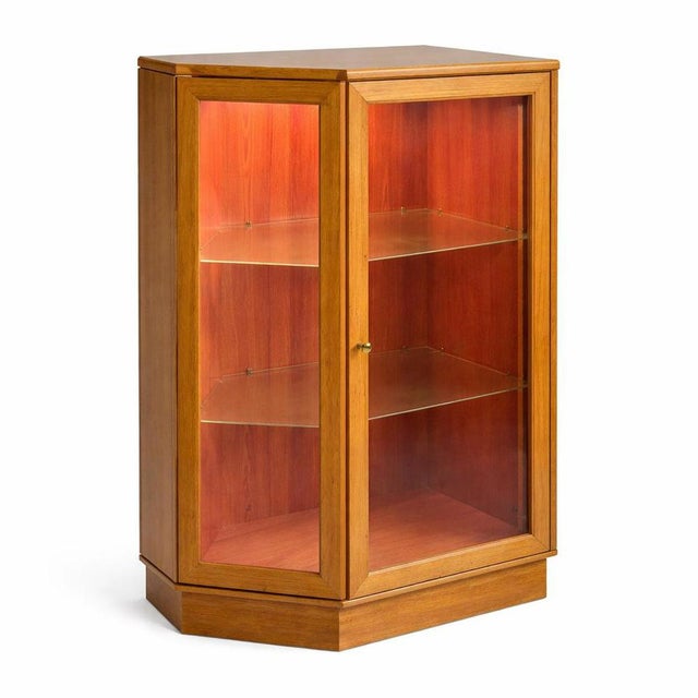 A stylish vintage Nathan corner display cabinet, designed to maximise storage and display space while fitting neatly into...