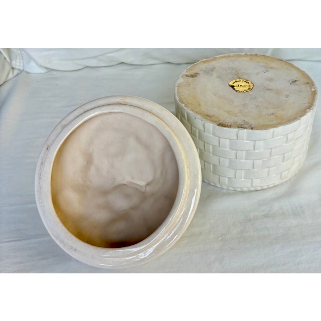 1970s Round Basket Weave White Ceramic Jewelry Box With Dimensional Daisies on Lid For Sale - Image 10 of 12