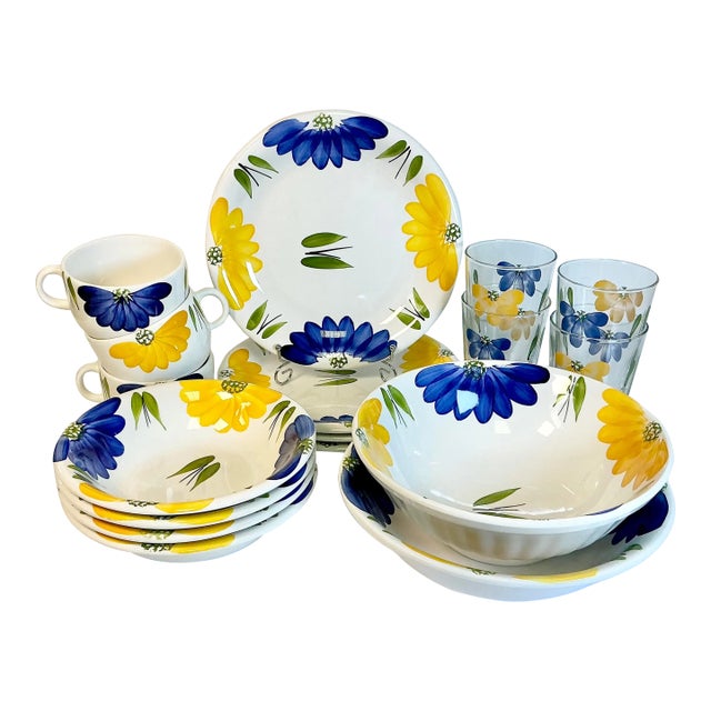 1980s Vintage Coastal Mediterranean Italian Daisy Flora Dinnerware - Set of 17. For Sale
