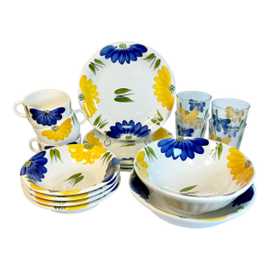 1980s Vintage Coastal Mediterranean Italian Daisy Flora Dinnerware - Set of 17