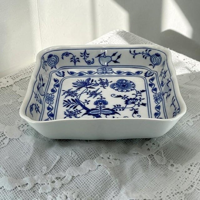 Zwiebelmuster "Blue Onion" 9-Inch Square Blue and White Vegetable Bowl Vintage For Sale - Image 17 of 17