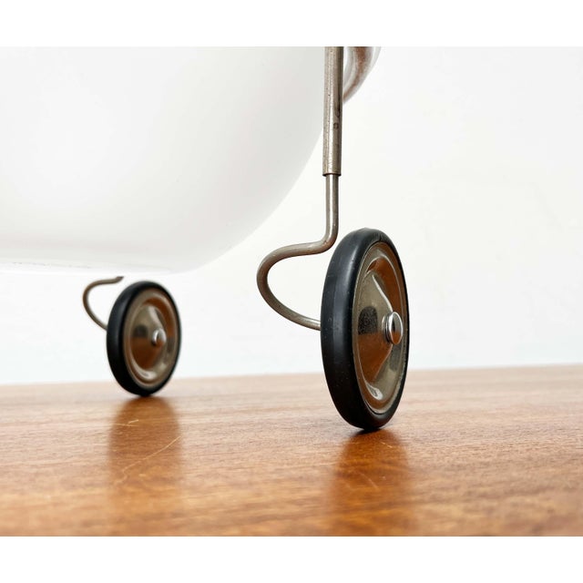 Dynamic fruit bowl designed by Dutch designer Arnout Visser (Droog) in the early 1990s. Fruit on Wheels – the name says it...