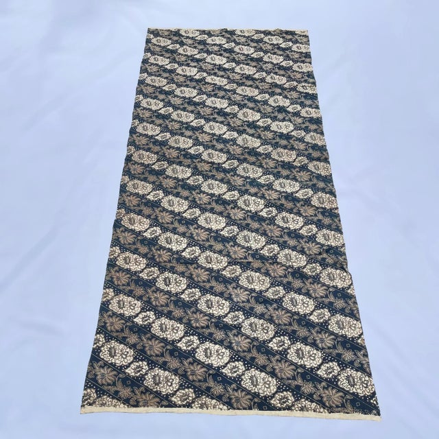 East African Lion Motif Textile / Kanga Cloth Striking East African printed textile featuring an imposing lion medallion...