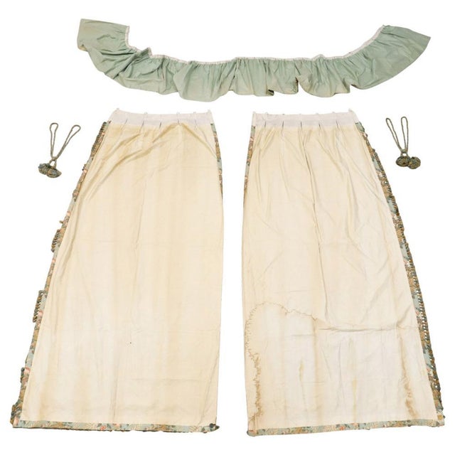 English Vintage Gp & J Baker Printed Interlined Curtain Panels, Valence, and Tie Backs- A Set of Five For Sale - Image 3 of 4