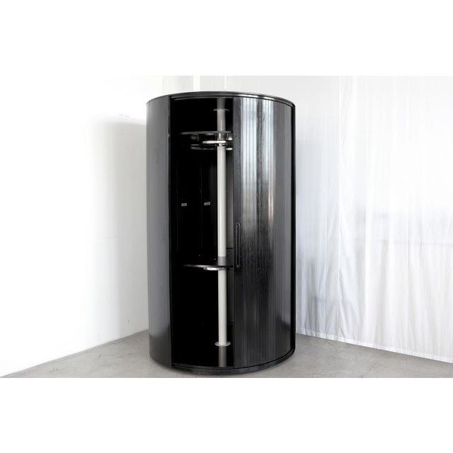 In high-quality workmanship, this monumental wardrobe with roller blinds was made in Italy. On the one hand bring the...