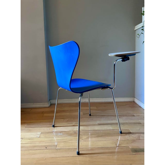 Fritz Hansen Series 7 Chair by Arne Jacobsen for Fritz Hansen With Writing Tablet For Sale - Image 4 of 11