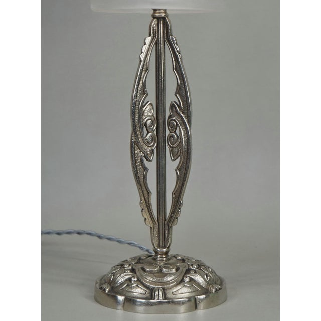 David Gueron Degue Degue French Art Deco Table Lamp 1930s - Floral Glass & Nickeled Bronze For Sale - Image 4 of 9