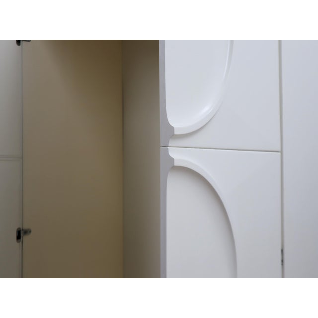 White Italian Space Age White Lacquered Wardrobe from F.lli Proserpio, 1960s For Sale - Image 8 of 18