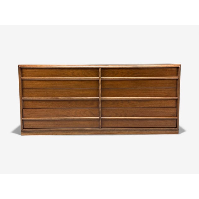 T.H. Robsjohn-Gibbings, Widdicomb, Mid-Century Modern, Double Dresser, Walnut, USA, 1960s A fully refinished double...