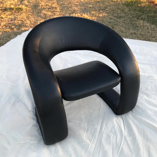 Iconic sculptural 1990s pop art "tongue" or "ribbon" chair in black faux leather attributed to Pierre Paulin for Jaymar...