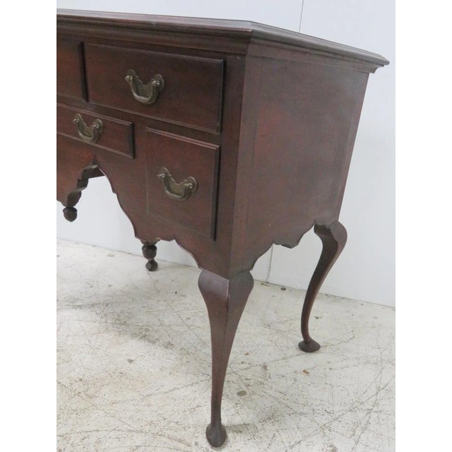 Robert T Hogg Chester County Pa Walnut Queen Anne Lowboy Dresser For Sale - Image 4 of 9
